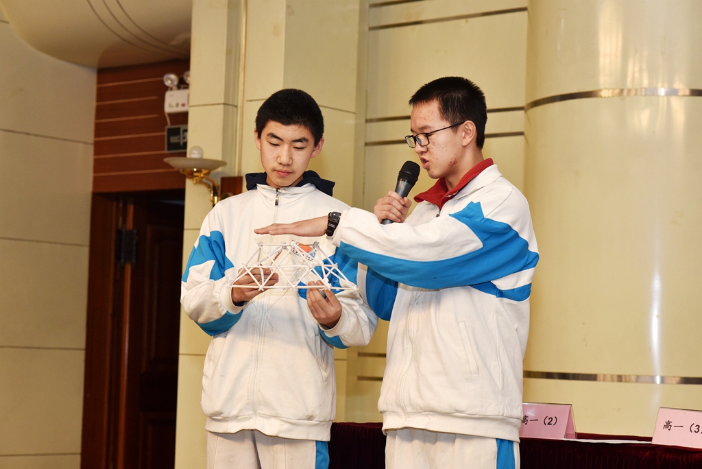 用30根塑料吸管做的桥能承重多少?