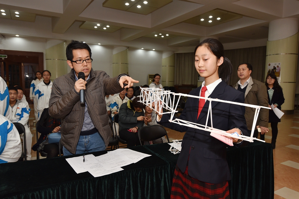 用30根塑料吸管做的桥能承重多少?