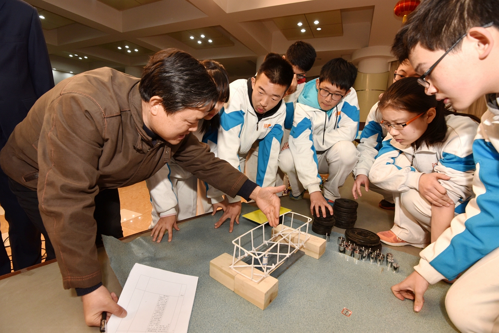 用30根塑料吸管做的桥能承重多少?