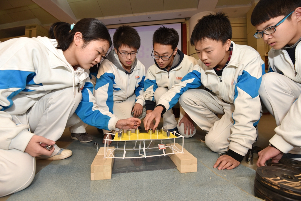 用30根塑料吸管做的桥能承重多少?