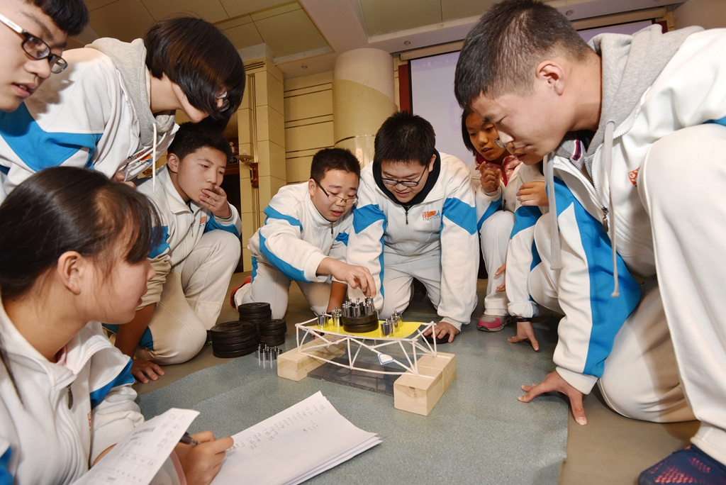 用30根塑料吸管做的桥能承重多少?