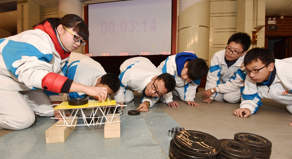 用30根塑料吸管做的桥能承重多少?